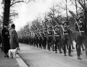 Wilhelmsplatz: March past of soldiers of the Luftwaffe to a flag