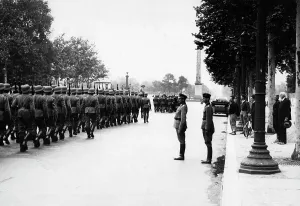Triomphe: Marching guards in Paris, 1940