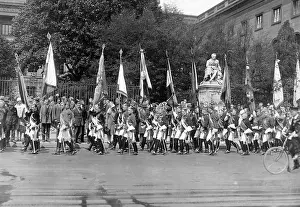 Epee: Marching against the Treaty of Versailles before the Univers