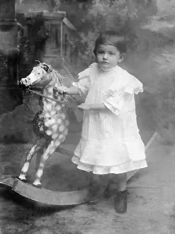 Rocking: Maria Paudler as a child, 1906