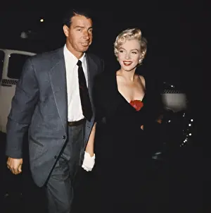 Dimaggio: Marilyn Monroe and Joe DiMaggio, 1954