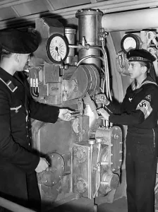 Spree: Marine-HJ members at an engine model in Berlin, 1942