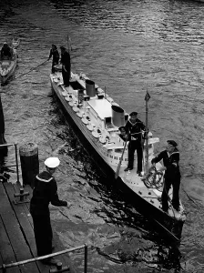 Spree: Marine-HJ at a ship model in Berlin, 1943