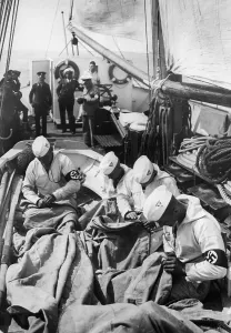 Duhnen: Marine SA when sewing canvas, 1937