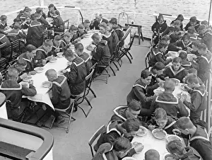 Vaterland: Marinejugend members having breakfast