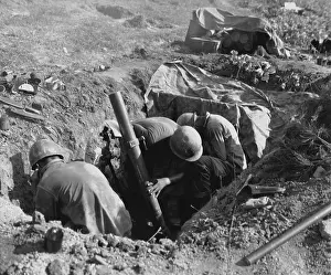 Foxhole: Marines fire an 81 mm mortar in the Battle of