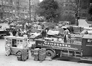 Bustle: Market activity at the Neuer Markt in Berlin, approx. 1945