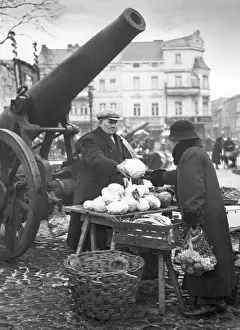 Farther: Marketplace in Pila, 1936