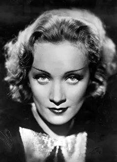 Mimic: Marlene Dietrich before 1945