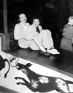 Colbert: Marlene Dietrich and Claudette Colbert in the U.S. (1935)