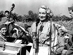 Dtrlbd: MARLENE DIETRICH entertains the American ?