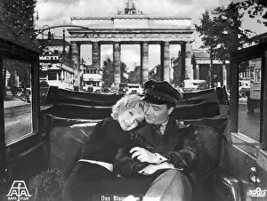 Cuddle: Marta Eggerth and Hermann Thimig in front of