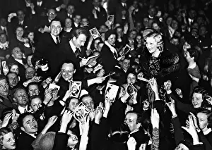 Eggerth: Martha Eggerth and Paul Kemp give autographs, 1934