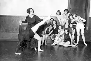Wigman: Mary Wigman with dance students, 1927