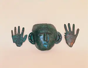 Findings: Mask and hands in defense position