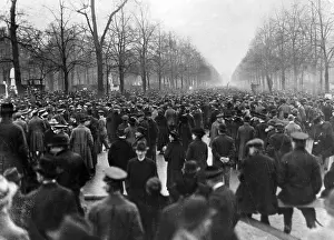 Unter: Mass demonstration during the Spartacus uprising in Berlin