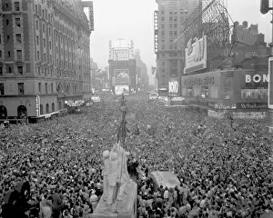 V J Day: Massive crowd gathers in Times Square to celebrate