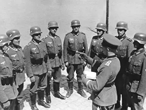 Belong: A master sergeant gives instructions to infantrymen, 193