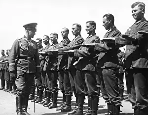 Fingernails: Master sergeant of the Wehrmacht during the inspection o