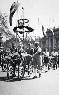 Tricycles: May march on Rathausplatz 1950