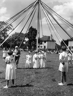 Kingsteignton: MAYPOLE DANCING