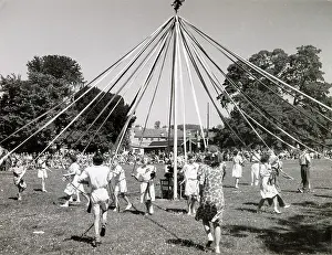 Merrie: MAYPOLE DANCING