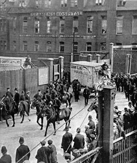 Seamens: Meat vans leaving the docks during strike