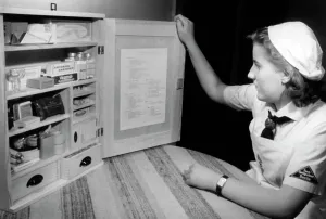 Skincare: Medicine cabinet, Berlin 1940