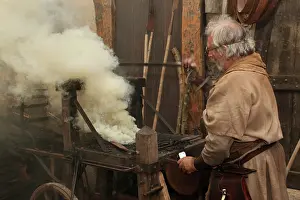 Temps: Medieval blacksmith at work