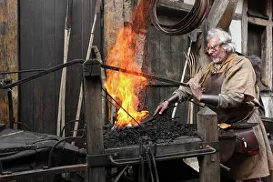 Temps: Medieval blacksmith at work