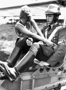 Fasten: A member of the Flieger- HJ before the launch of his gli