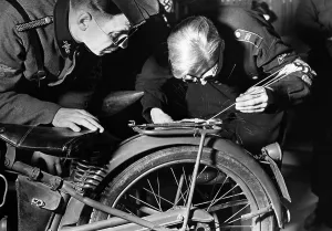 Welds: A member of the Motor-HJ during welding work, 1942