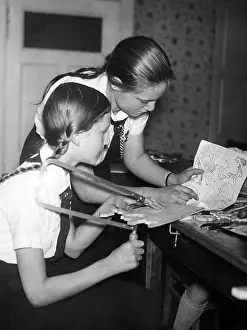Sawing: Members of the BDM doing handicrafts in Berlin-Charlotte