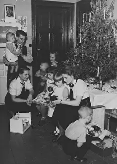 Mutter: Members of the BDM help a family at Christmas, 1936