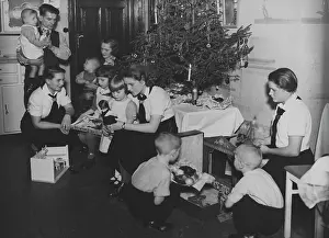 Mutter: Members of the BDM help a family at Christmas, 1936