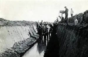 Freiwilliger: Members of the Freiwilliger Arbeitsdienst excavate