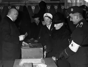 Organisations: Members of the German Red Cross as election workers at t