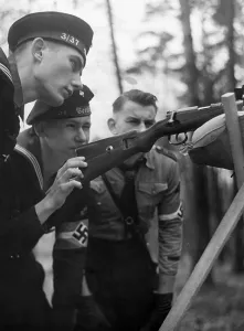 Wannsee: Members of the Marine-HJ at shooting practice in Berlin