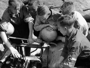 Explains: Members of the Motor HJ learn about motor, 1938