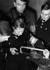 Sawing: Members of the Motor HJ at workshop training, 1942
