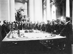 Prevention: Members of Parliament with a railway model in the Reichstag