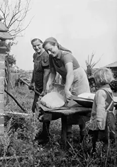 Reichsgau: Members of the RAD baking bread, 1940