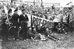 Subsequently: Members of the Roter Frontkaempferbund posing