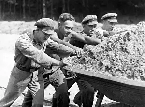 Drain: Members of the Voluntary Labour Service - FAD