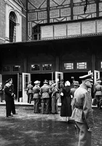 Bayreuth: Members of the Wehrmacht in front of the Bayreuth