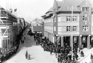 Passerby: Memel German population waiting for the entry of German