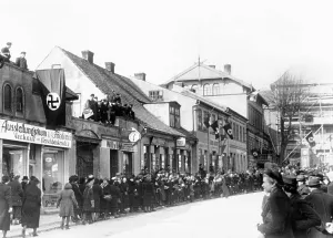 Scaffolding: Memel Germans await the entry of the German troops, 1939