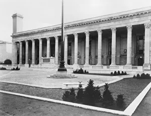 Graduates: Memorial for fallen students at Yale University, 1927