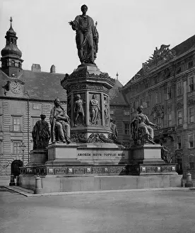 Sentence: Memorial for Francis I in the inner courtyard of the Vienna