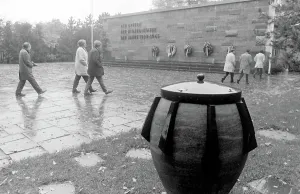 David Lewis Hodgson: Memorial wall at Plotzensee Prison, Berlin, Germany